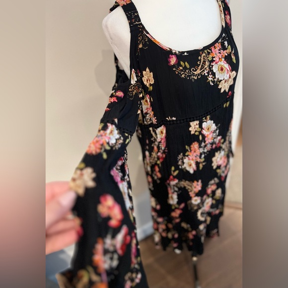 Bila Boho Cold Shoulder Floral Dress Sz Medium NWOT - Picture 4 of 10